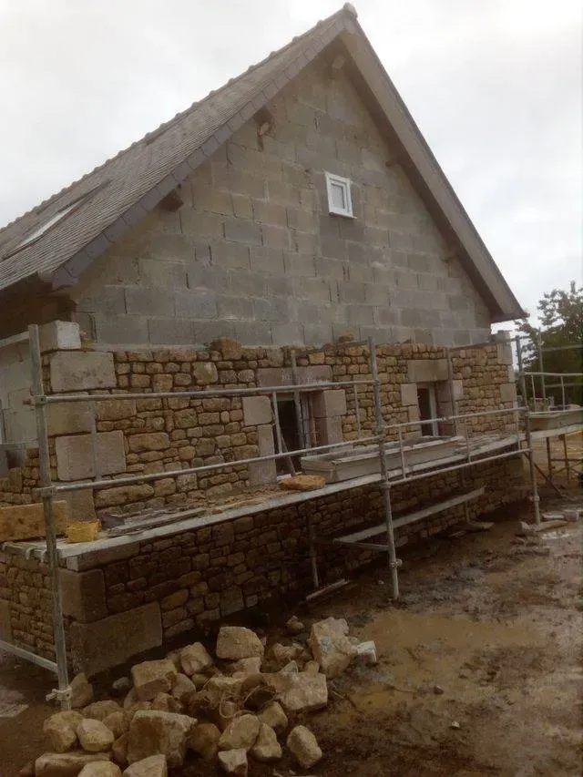 Taille de granit près de Courson