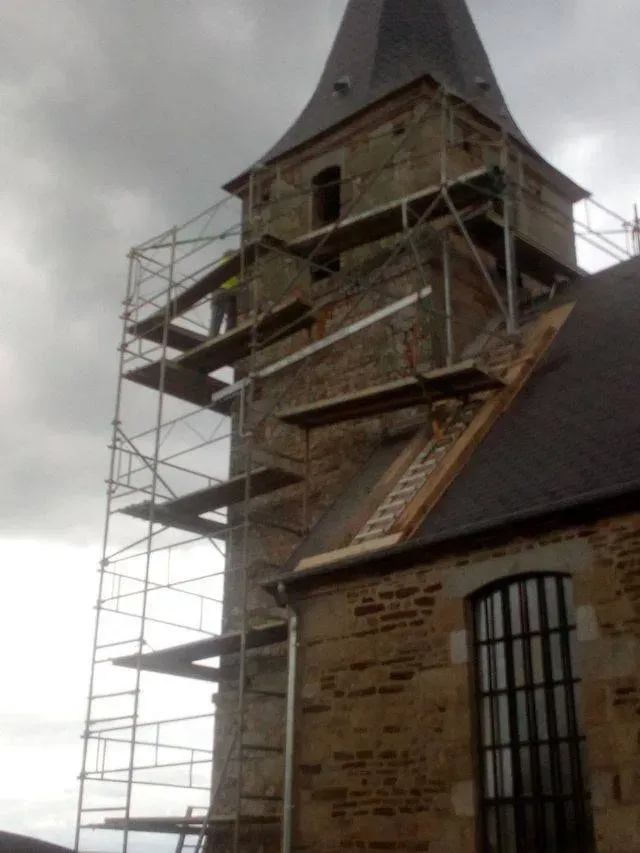 renovation de la tour d'un cimetiere