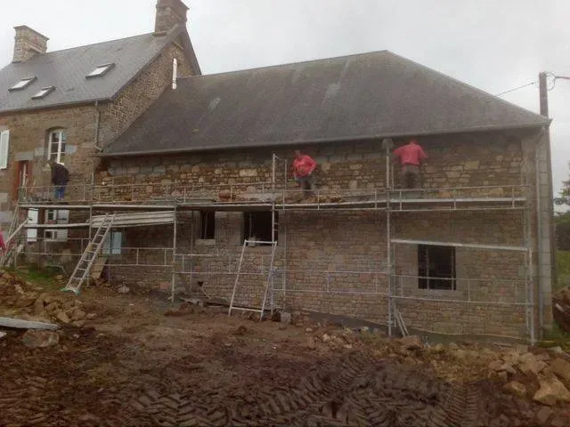 rnéovation sur echaffaudage d'une maison en pierre
